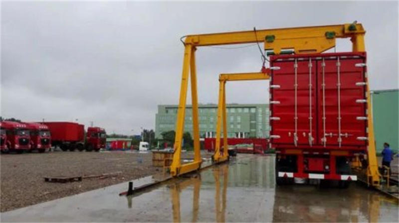 gantry crane for lifting containers .jpg gantry crane for lifting containers .jpg
