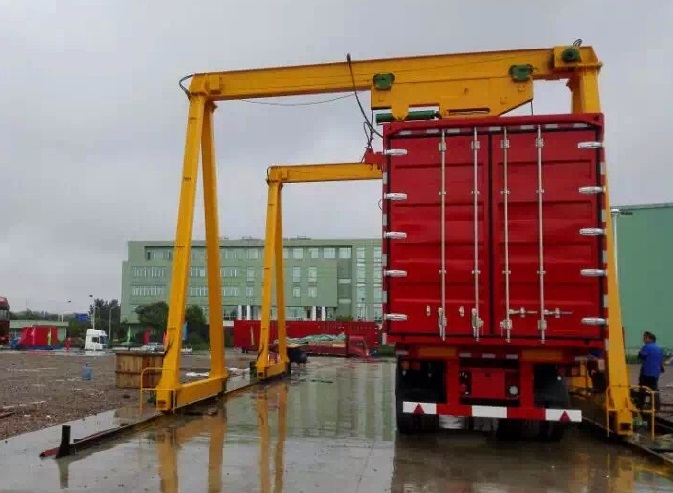 液壓集裝箱門(mén)吊11.jpg 液壓集裝箱門(mén)吊11.jpg